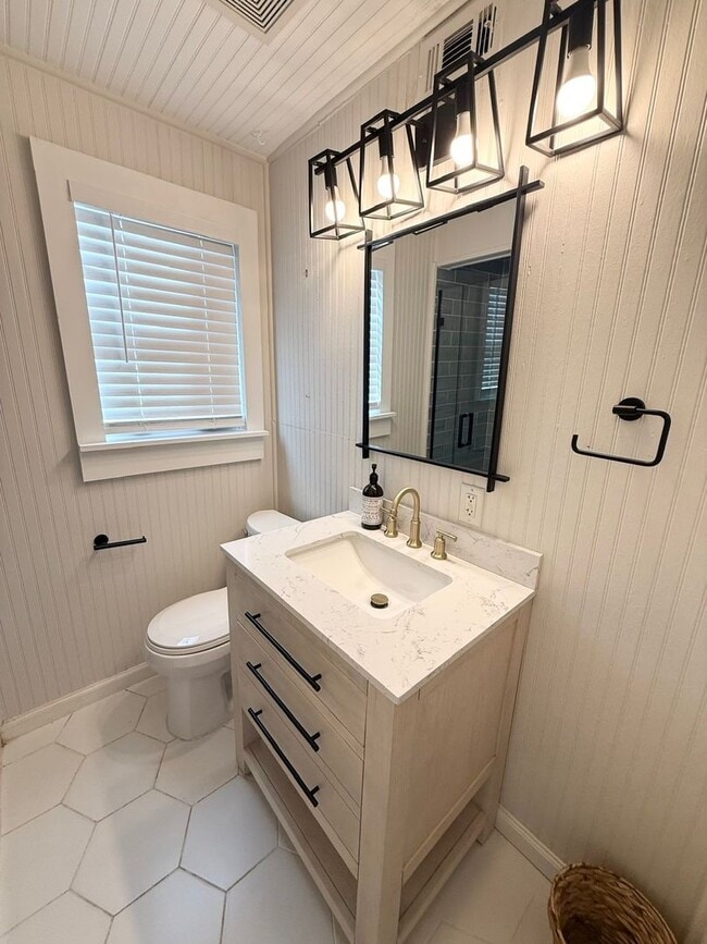 Building Photo - Charming Beachside Rental!