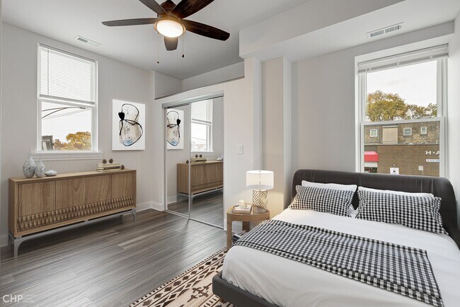 Building Photo - 4176 W Montrose Ave