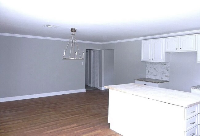 Building Photo - 2724 Endicott Dr