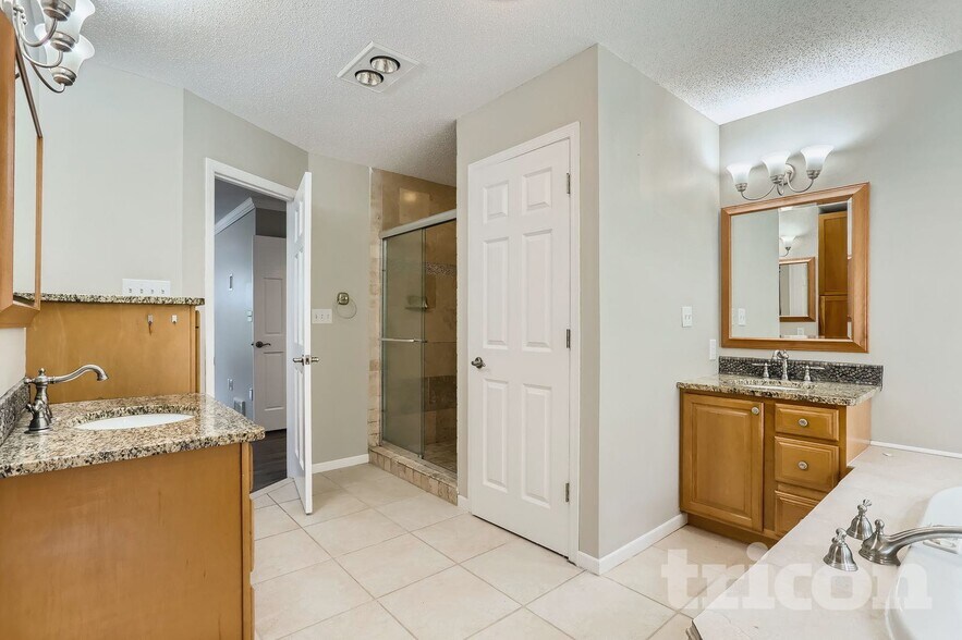 Building Photo - 15012 Viewcrest Ln