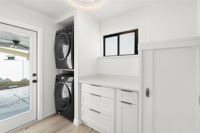 Building Photo - 455 SW 14th Ct