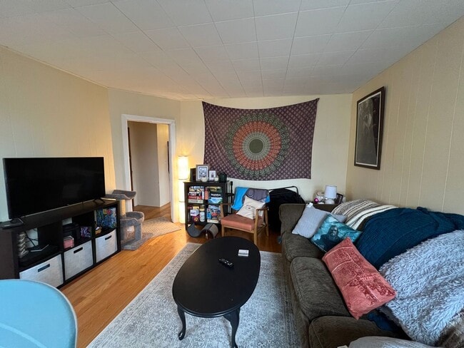 Building Photo - 9/1 Top floor 4BR/3BA on Somerville/Camb line!