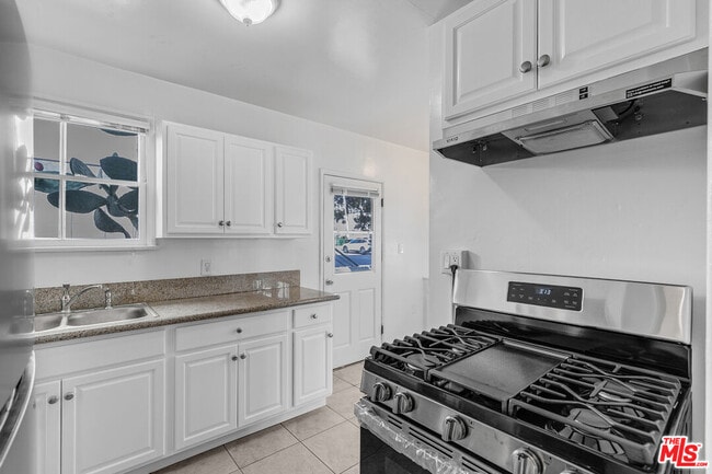 Building Photo - 1623 S Bundy Dr