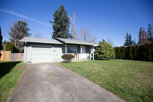 Building Photo - *** 3 Bedroom Woodburn home available now ***