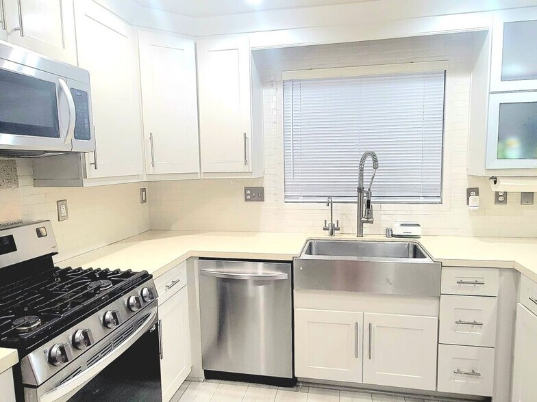 Building Photo - 15996 Mihaylo Ct