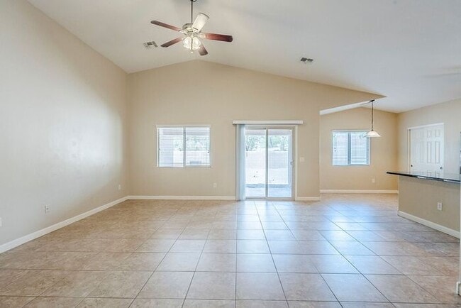 Building Photo - Bright & Airy 4-Bedroom in Willow Ridge Co...