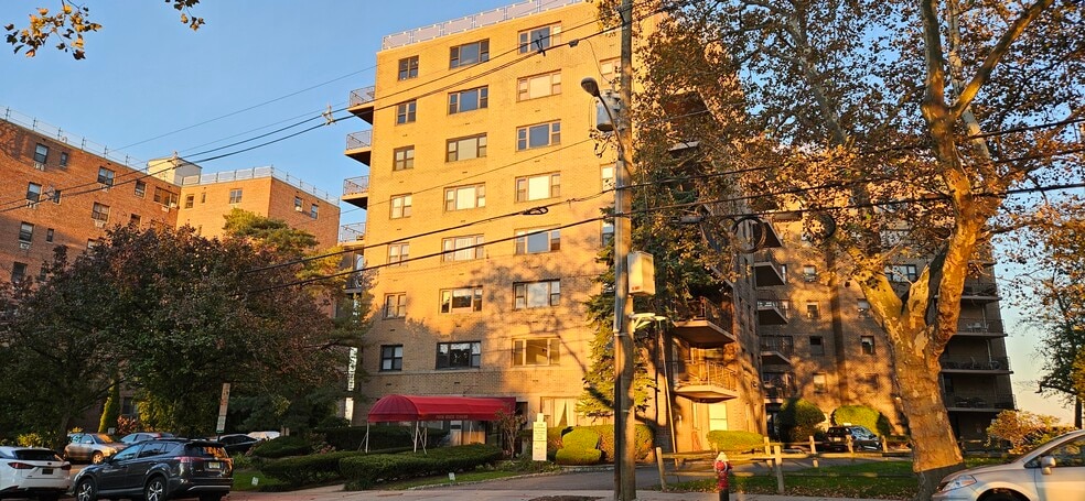 Building Photo - 8800 Boulevard East