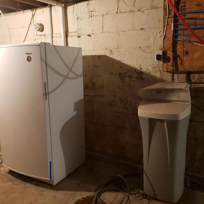 Building Photo - 2215 Falls Ave