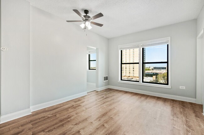 Building Photo - 4520 N Clarendon Ave