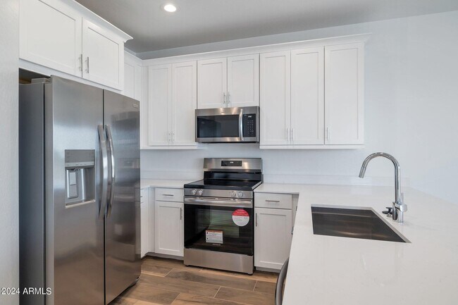 Building Photo - 4017 E Amoroso Dr