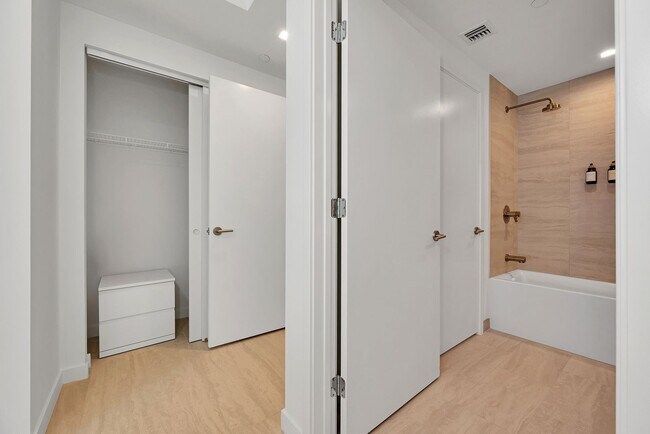 Building Photo - Fully furnished 2-bedroom residence in the heart of Brickell.