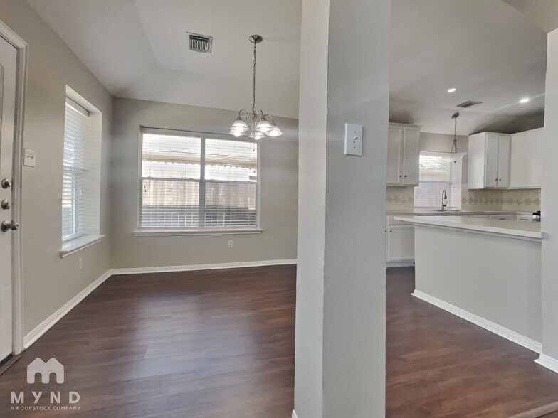 Building Photo - 2131 Crimson Lake Ln