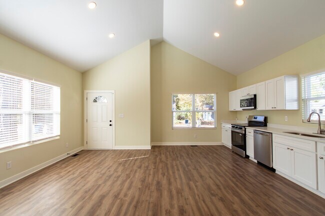 Building Photo - RnR Duplex SoBro