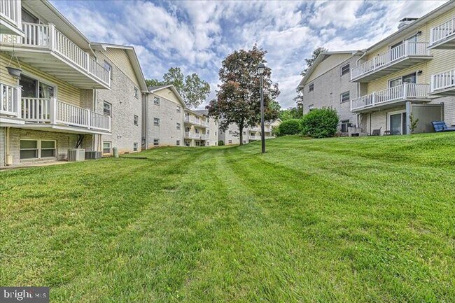 Building Photo - 13 Warren Lodge Ct