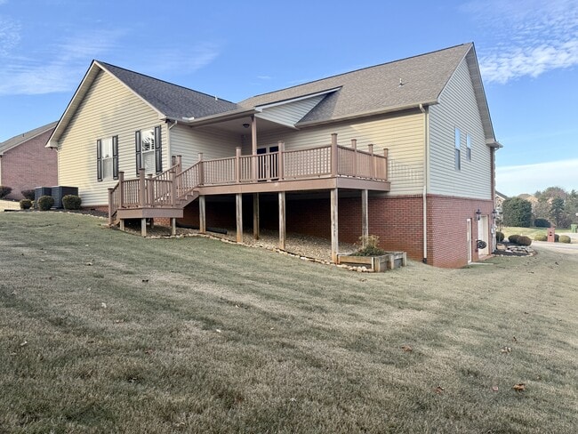 Building Photo - 421 Amberland Ln