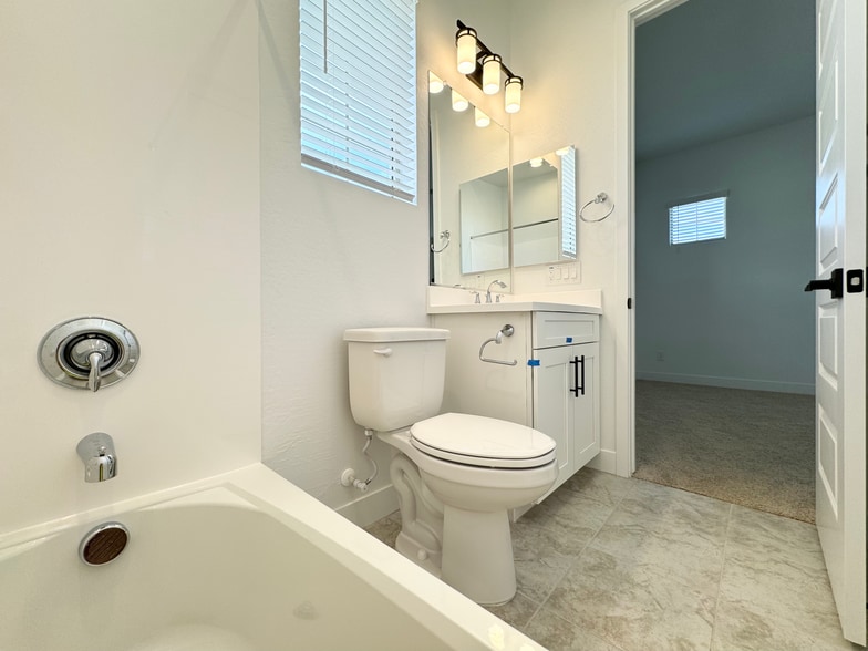 Building Photo - 8723 W Vista Ave