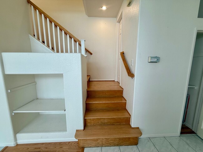 Building Photo - Spacious 3 Bedroom 2.5 Bath Townhouse with...