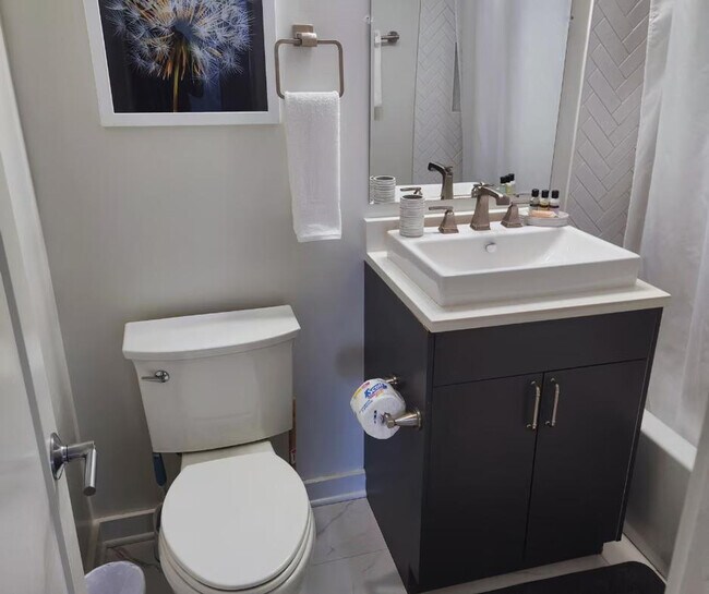 Building Photo - 1600 S Eads St