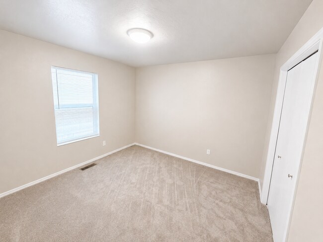 Building Photo - Easy-Living 3 Bed, 2 Bath Home with Double Garage, Pool Access & Private Courtyard