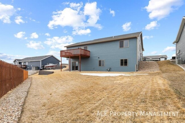Building Photo - 304 Giants Dr