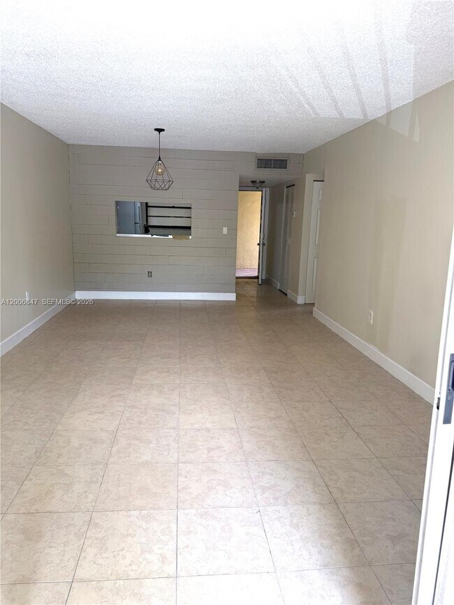 Building Photo - 10835 SW 112th Ave