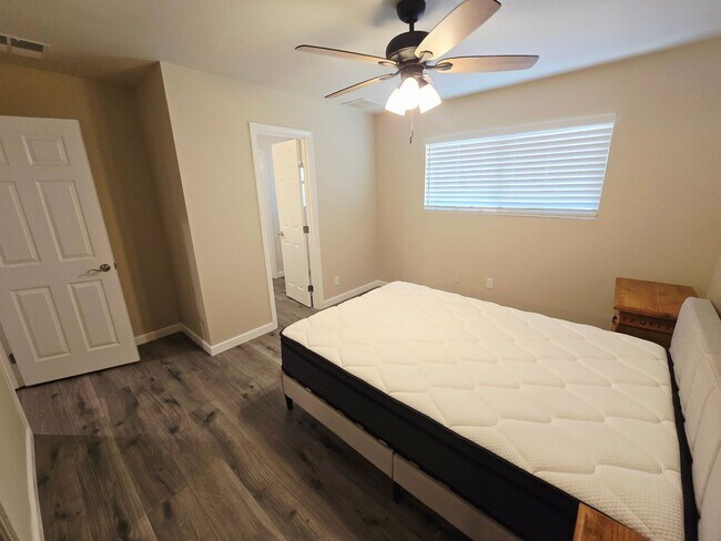 Building Photo - Remodeled with all appliances!