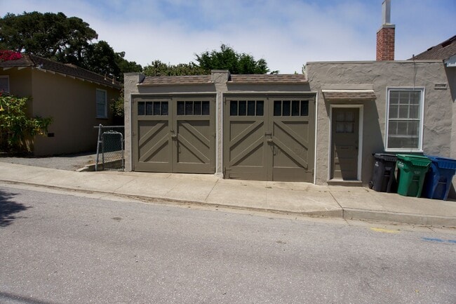 Building Photo - *** Unit is not available for showings until 01/01/2026 ***