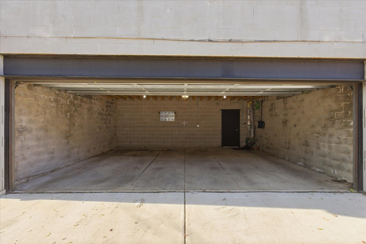 Building Photo - 850 W Lill Ave
