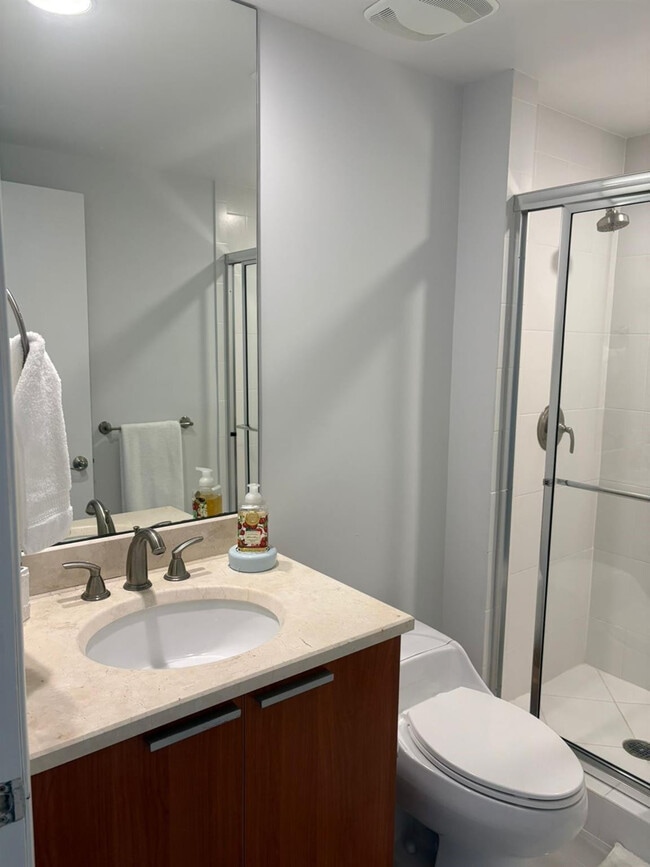 Building Photo - 2650 Lake Shore Dr