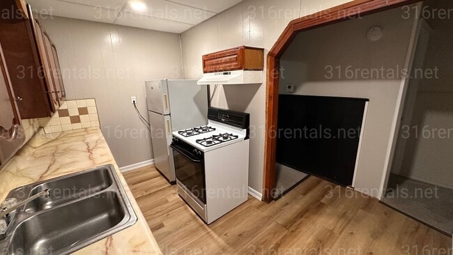 Building Photo - $875 - 3 bed 1 bath - Single Family Home