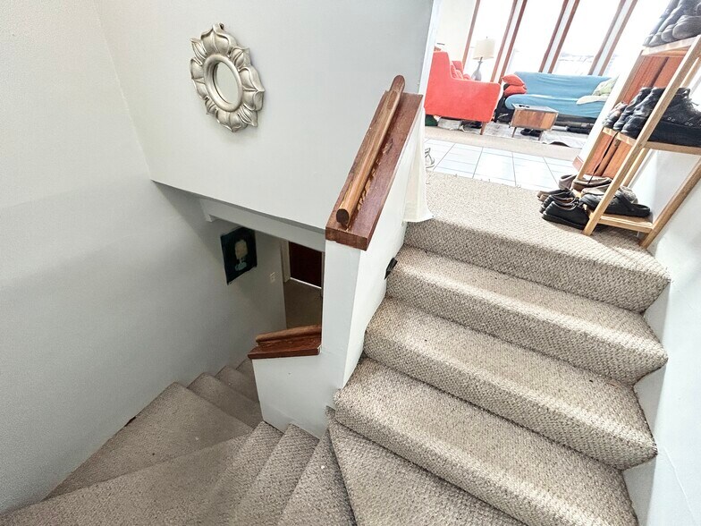 Building Photo - 33 Lawn St