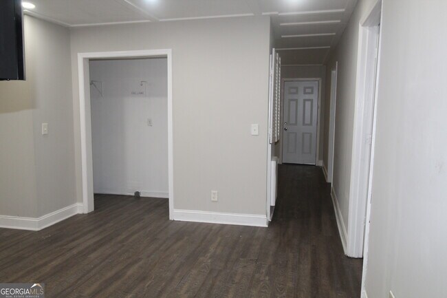 Building Photo - 615 Snelson St