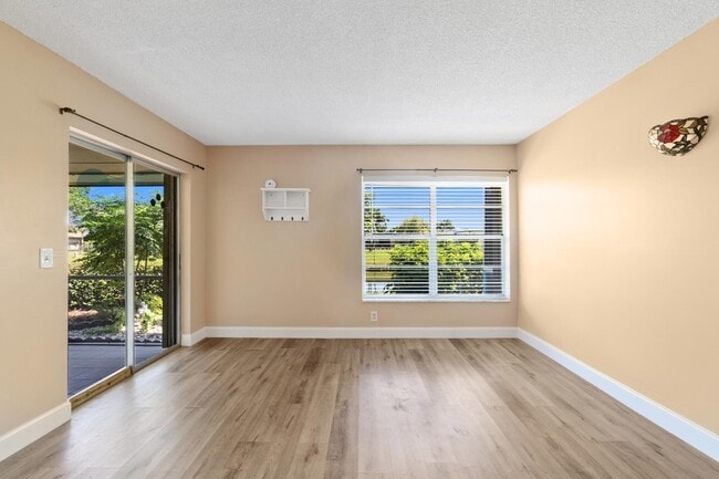 Building Photo - 12015 Greenway Cir S