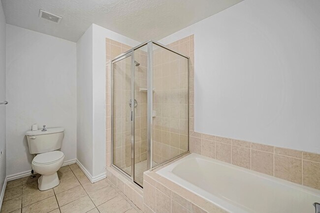 Building Photo - Beautiful 3 Bed Ivory Ridge T/home w 2 car...