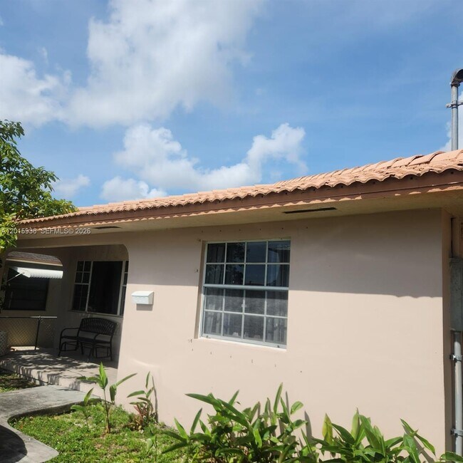 Building Photo - 2018 SW 58th Ct