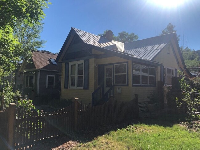 Building Photo - 710 E 6th Ave