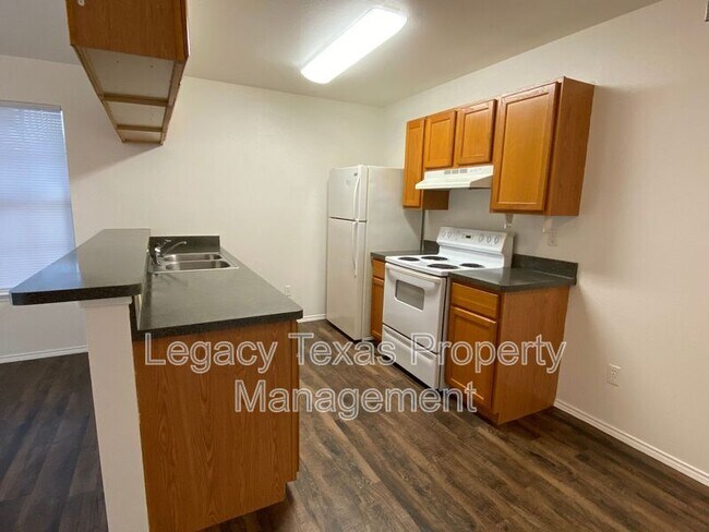 Building Photo - 641 Woodard Ave