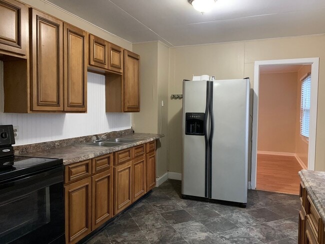 Building Photo - South end 3 Bedrooms 1 1/2 baths