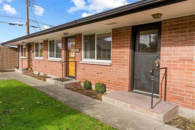 Building Photo - 808 Ryan Ave