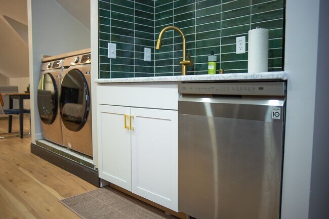 Building Photo - 4174 Cass St