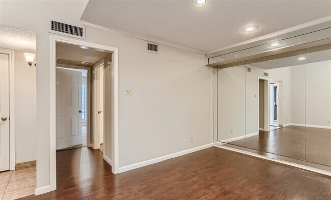 Building Photo - 16301 Ledgemont Ln