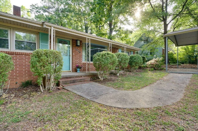 Building Photo - Spacious 3-Bed Ranch Living in Hillsborough