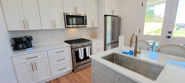 Building Photo - 506 N Beach Blvd