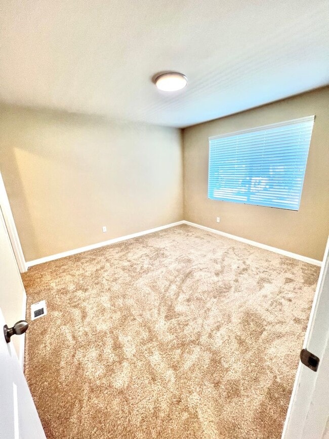 Building Photo - LIKE NEW Truly a MUST SEE! Move-in Ready