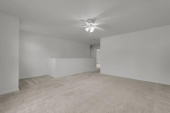 Building Photo - 3 Bedroom 2.5 bath home with 2 car garage located in Shadow Moss