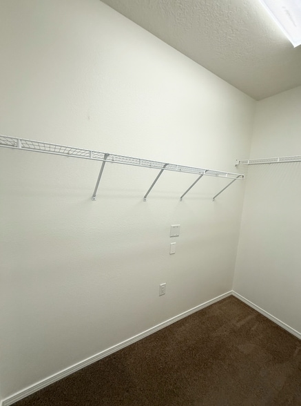 Primary Closet - 601 Menaul Blvd NE
