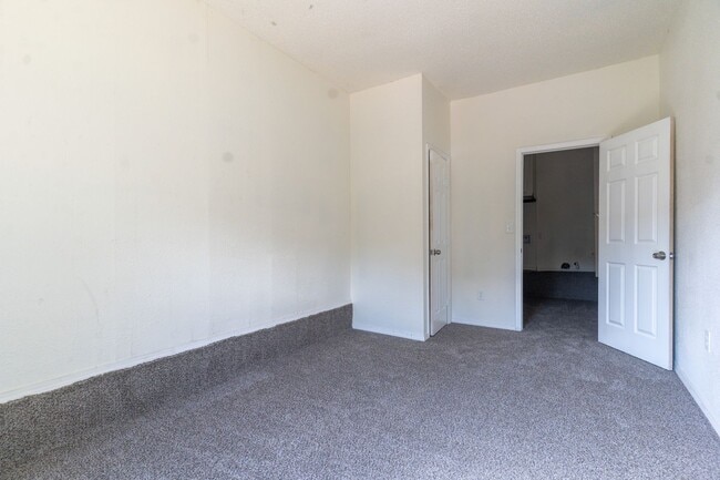 Building Photo - Cute 5 Bedroom House!