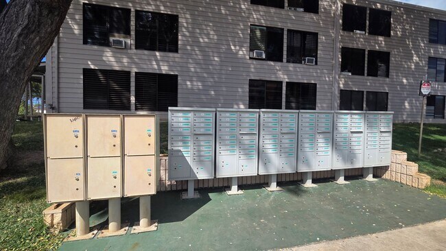 Building Photo - 2 Bedroom 1 Bath Townhouse w/ 1 Parking Stall.