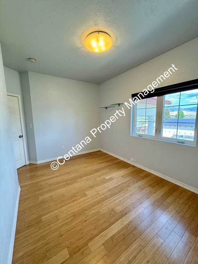 Building Photo - Beautiful home on the outskirts of town!