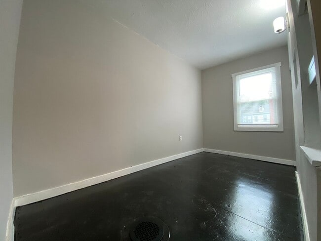 Building Photo - Cozy 3 bedroom in East York